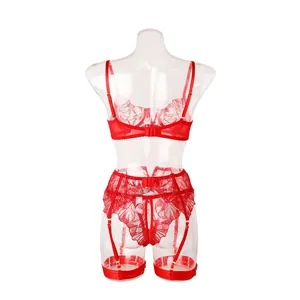Vue arrière d'un ensemble de lingerie en dentelle rouge avec broderies et porte-jarretelles