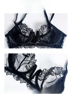 Détail d'un soutien-gorge en dentelle noire avec broderie florale et tulle
