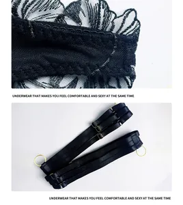 Détail de broderie en dentelle noire avec boucles dorées sur un ensemble de 5 pièces