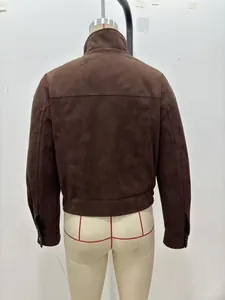 Vue arrière du blouson aviateur en daim marron montrant les coutures et le col montant