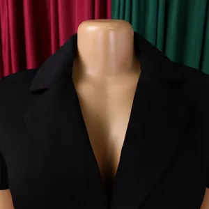Détail du revers à encoche structuré et du tissu noir tissé de ce blazer pour femme