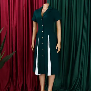 Détail d'une robe vert foncé élégante avec col à revers et plis latéraux blancs