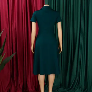 Vue détaillée du dos d'une robe mi-longue vert foncé à manches courtes et col à revers