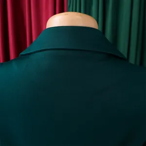 Détail de la coupe du col et de l'épaule arrière d'un blazer vert foncé sur mannequin