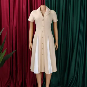 Détails de la robe beige à manches courtes avec col à revers et empiècement plissé