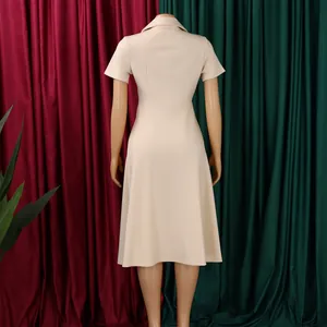 Vue arrière d'une robe beige à manches courtes avec col à revers et taille ajustée