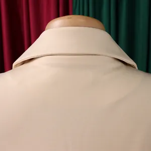 Détail de la couture et du tissage sergé sur une veste beige à col revers