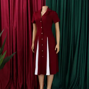 Détail de la robe bordeaux à manches courtes avec empiècements plissés blancs et boutons