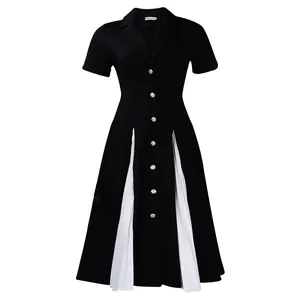 Détail de robe blazer noire avec boutons dorés gaufrés et ourlet blanc plissé élégant