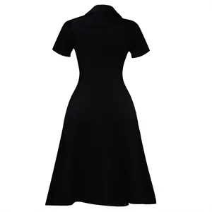Vue arrière d'une robe noire à manches courtes avec col à revers et coupe trapèze