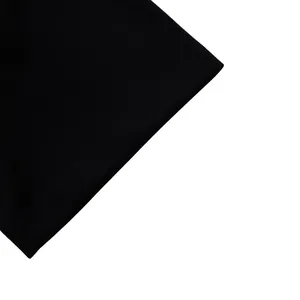 Détail de la texture du tissu noir mat haute densité et coutures nettes sur le poignet