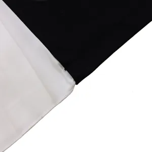 Vue détaillée des coutures de qualité sur le tissu contrasté noir et blanc de la veste