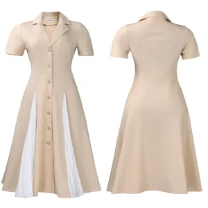 Détail d'une robe mi-longue beige à manches courtes avec col tailleur et plis blancs côtés