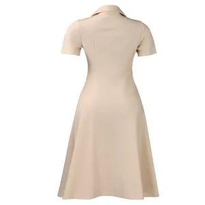 Vue arrière de la robe abricot à manches courtes avec revers et taille ajustée