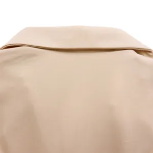 Détail du tissu sergé beige montrant les coutures du col et la qualité de la finition