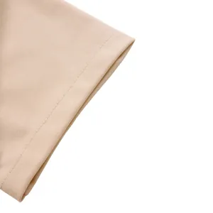 Détail des coutures d'un tissu tissé de qualité sur la manche d'un blazer beige