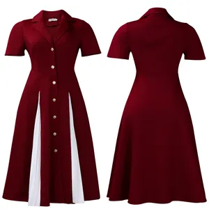 Détail de robe rouge foncé avec col blazer et design en patchwork plissé blanc