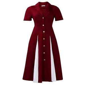 Détail de robe bordeaux à manches courtes avec col tailleur et ourlet plissé blanc