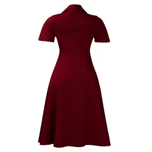 Vue arrière de la robe trapèze rouge foncé à manches courtes avec col à revers élégant