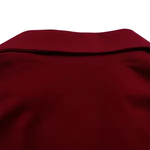 Détail du col d'un polo bordeaux montrant les coutures de qualité et le tissu en coton