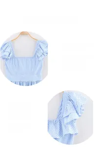 Détail d'une robe d'été à rayures bleues et blanches avec bretelles à volants et col carré