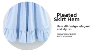 Détail d'une robe rayée bleu et blanc avec ourlet plissé et fente latérale élégante