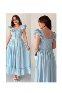 Détail d'une robe mi-longue à rayures bleues et blanches avec manches à volants et boutons