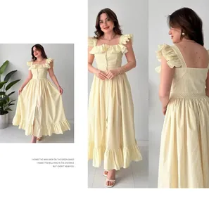 Détail de robe à carreaux jaune clair avec encolure carrée, volants et boutons devant