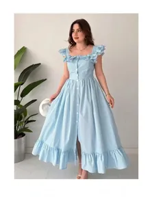 Détail d'une robe longue d'été à rayures bleu clair avec volants et boutons devant
