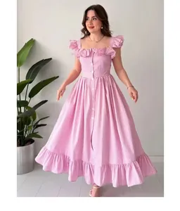 Détail d'une robe longue à carreaux rose et blanc avec décolleté volanté et boutons