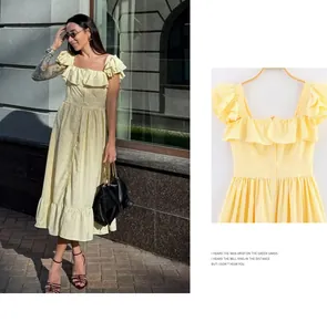 Détail d'une robe d'été rayée jaune avec volants aux épaules et boutons à l'avant