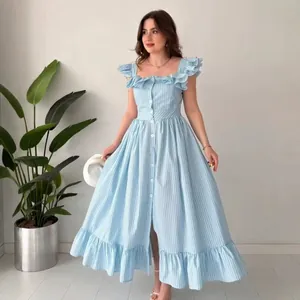 Robe longue à carreaux bleu clair et blanc avec col carré volanté et boutons avant