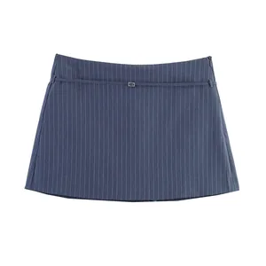 Minigonna blu navy a righe con cintura abbinata e fibbia in metallo argento