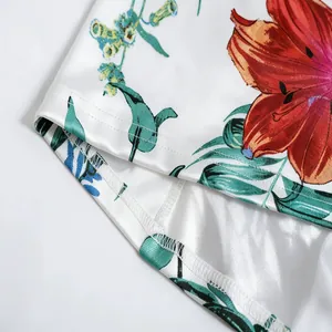 Boho-Kleid mit Blumenmuster, V-Ausschnitt, langen Ärmeln und feinen Details aus Satin-Stoff
