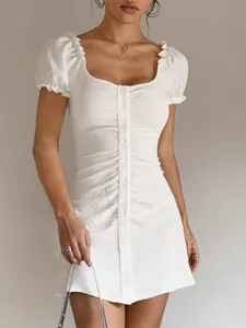 Elegantes weißes figurbetontes Minikleid mit Raffung, Knopfleiste und Karree-Ausschnitt