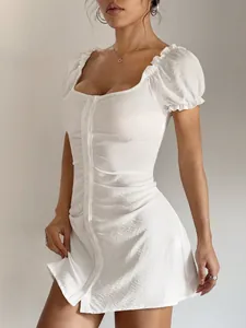 Elegantes weißes figurbetontes Kurzarmkleid mit Puffärmeln und Knöpfung