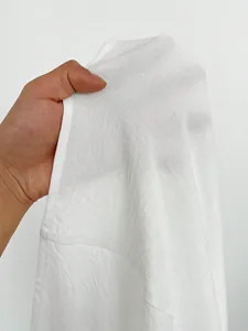 Eng anliegendes weißes Minikleid mit kurzen Ärmeln, Knopfleiste und Seersucker-Struktur