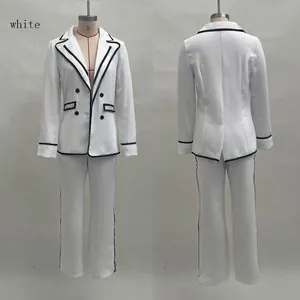 Détails avant et arrière de l'ensemble tailleur blanc avec bordures noires contrastées