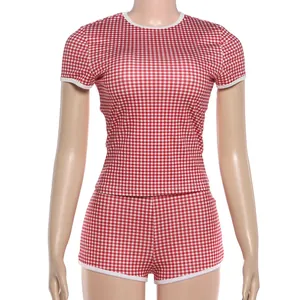 Détail de l'ensemble haut à manches courtes et short taille haute à carreaux rouges