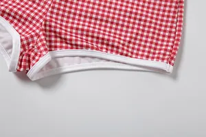 Détail du short à carreaux vichy rouge et blanc avec liseré contrasté et coutures de précision