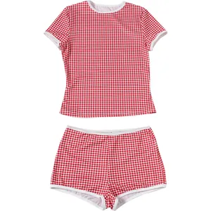 Détails de l'ensemble à carreaux rouges et blancs avec bordure blanche sur le col et short