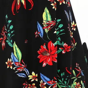 Robe midi cintrée à col en V avec imprimé floral tropical sur fond noir élégant