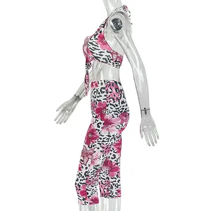 Dettaglio del top a lupetto con lacci e leggings con stampa leopardata e fiori