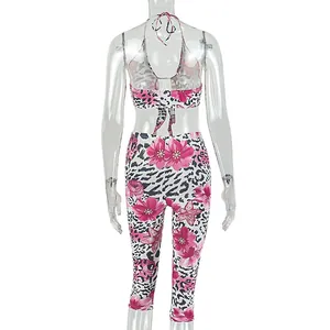 Dettaglio del top a fiori leopardati con allacciatura posteriore e set di leggings