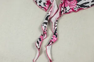 Dettaglio del tessuto leopardato con rose e rifinitura con bordo smerlato