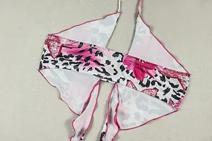 Dettaglio del top a fionda con fiori rosa, stampa leopardata e bordo a sopraggitto