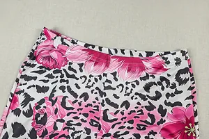 Dettaglio dei leggings a vita alta con stampa leopardata e floreale rosa e cuciture fini