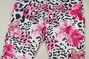 Dettaglio del tessuto con fiori rosa e stampa leopardata sui leggings slim