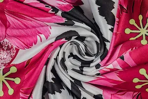 Dettaglio del tessuto in raso con stampa leopardata e motivi floreali rosa