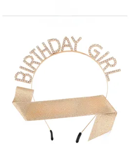 Détail du serre-tête strass Birthday Girl doré et de l'écharpe pailletée assortie pour fête
